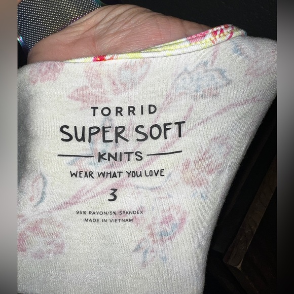 Torrid blouse size 3 yellow and multi color ruffle on shoulder good condition - Picture 4 of 7